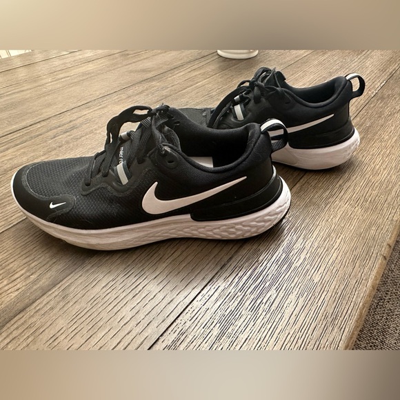COPY - Nike women running/walking shoes - Picture 3 of 4